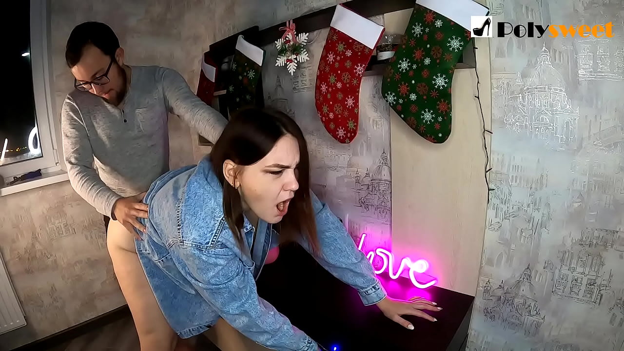 Mnyamatayo ankakonda kukwera msungwana wokongola wokhala ndi ponytail pa bulu ndi pakamwa pake komanso matope