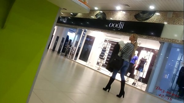 Kuzizira nkhuku mu supermarket.